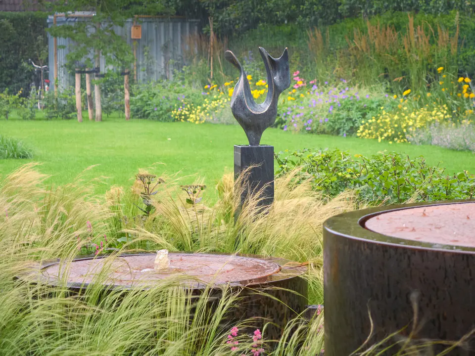 Tuin met beeld en siergrassen, ontwerp van Knopp