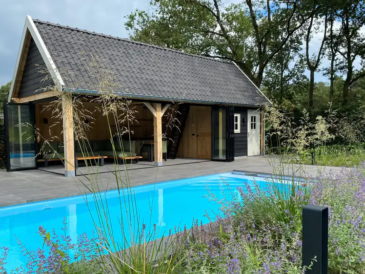 Terras en poolhouse in Beekbergen