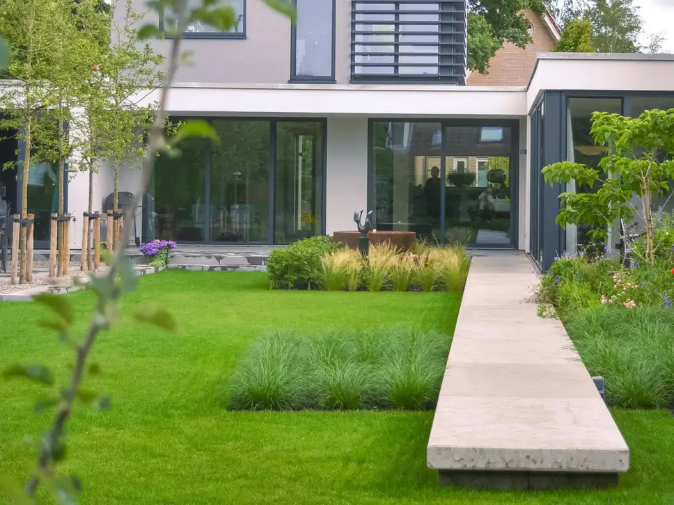 Catwalk van betonelementen in een moderne tuin